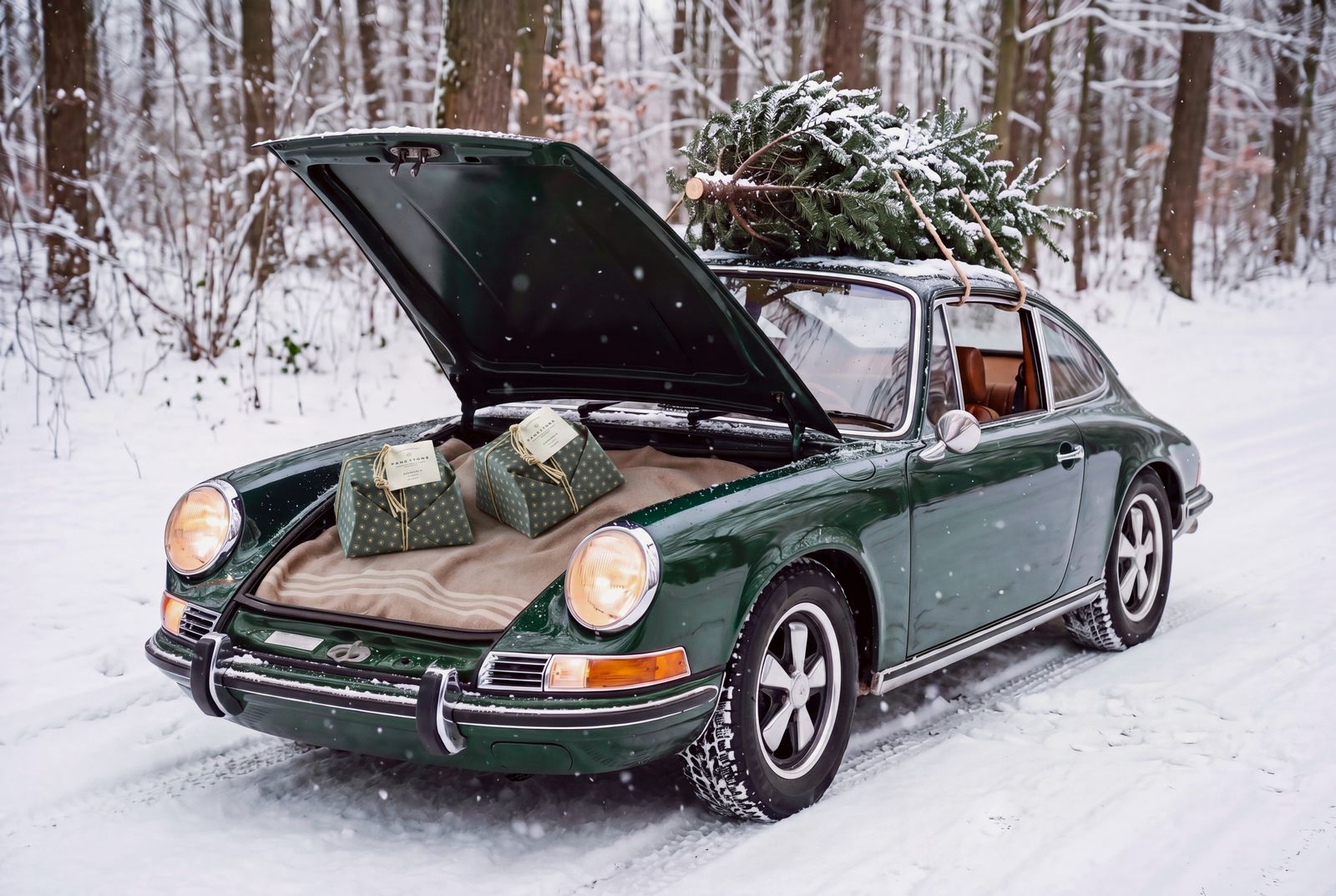 The green car with a Christmas tree on the roof, panettoni in the boot